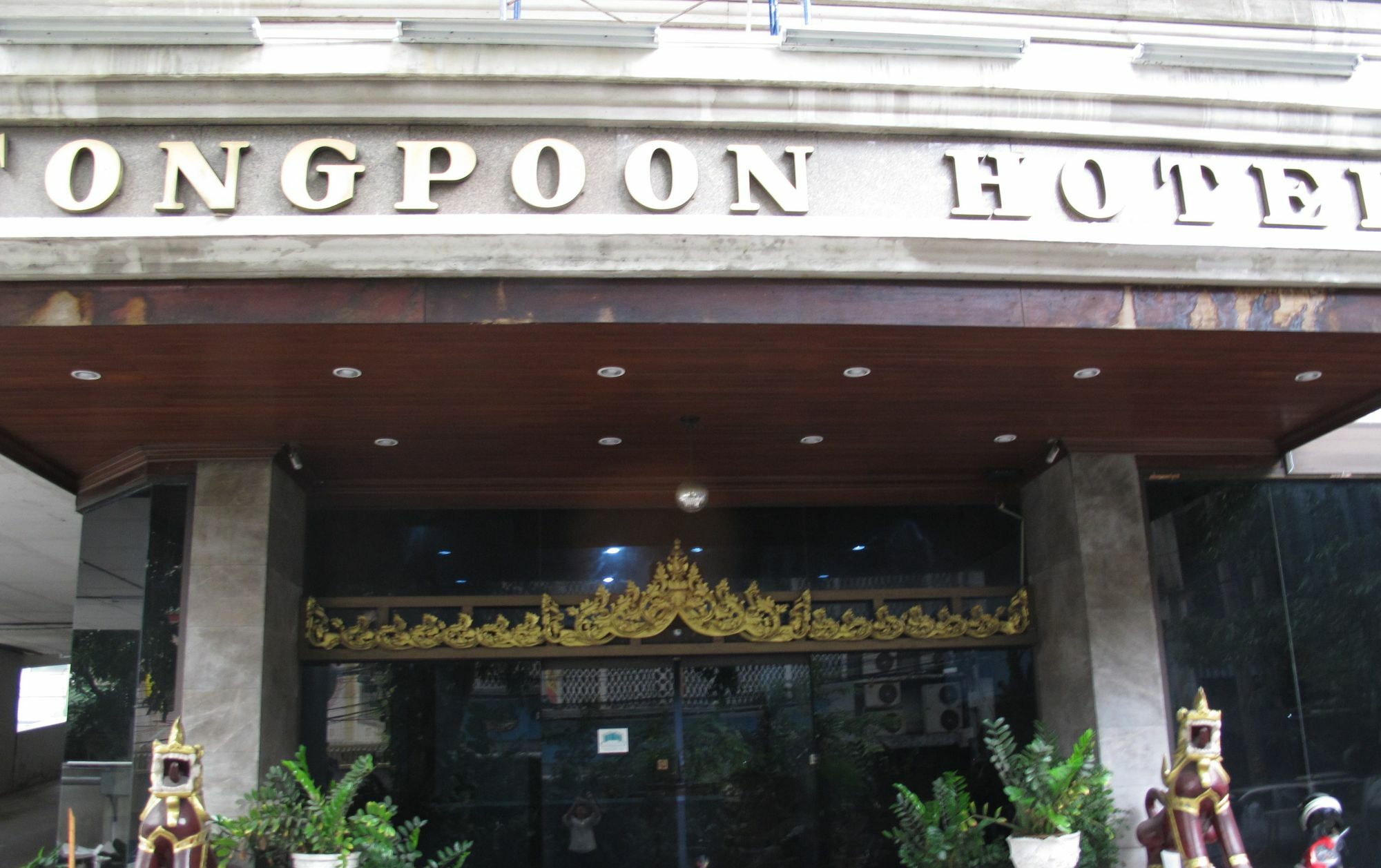Tongpoon Hotel Bangkok Buitenkant foto